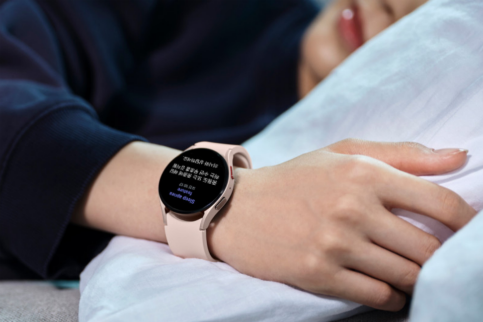 사용자에게 수면 무호흡 증상 여부를 알려주는 삼성전자 갤럭시 워치. (사진=삼성전자)