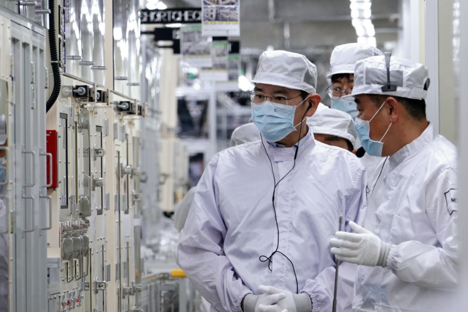 이재용 삼성전자 회장이 말레이시아 스름반 SDI 생산법인 1공장을 점검하고 있다. (사진=삼성전자)