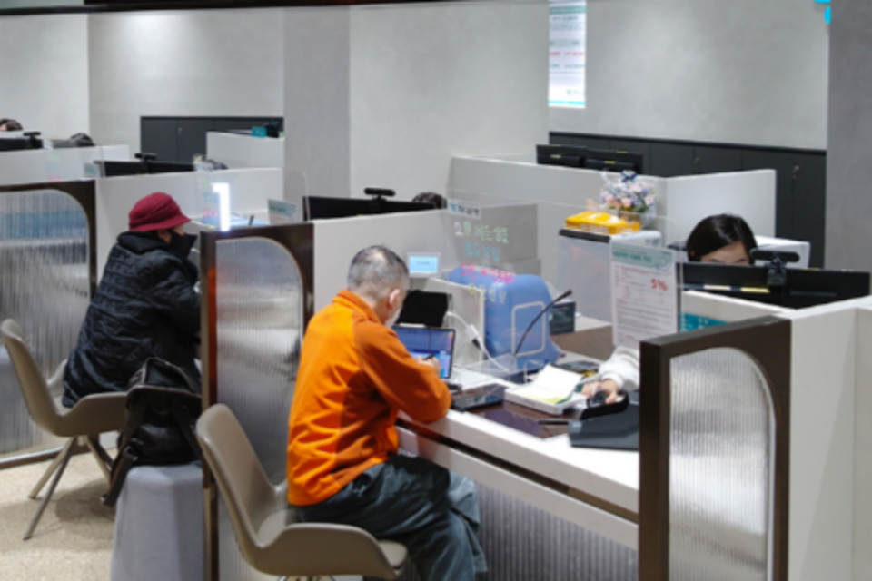 객장 안에는 중∙장년층 손님들의 이용 편의성을 높이기 위해 큰 글씨와 단순화된 화면의 ‘창구 번호 표시기’가 설치돼 있다. (사진=하나은행)