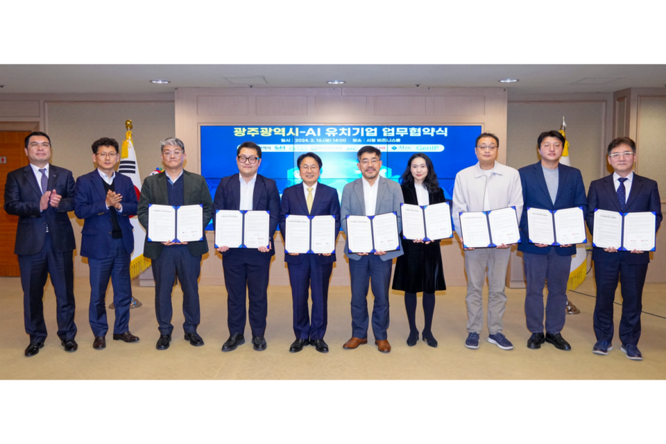 강기정 광주광역시장이 16일 오후 시청 비즈니스룸에서 인공지능 유치기업 7개사와 업무협약을 체결하고 있다. (사진=광주광역시)