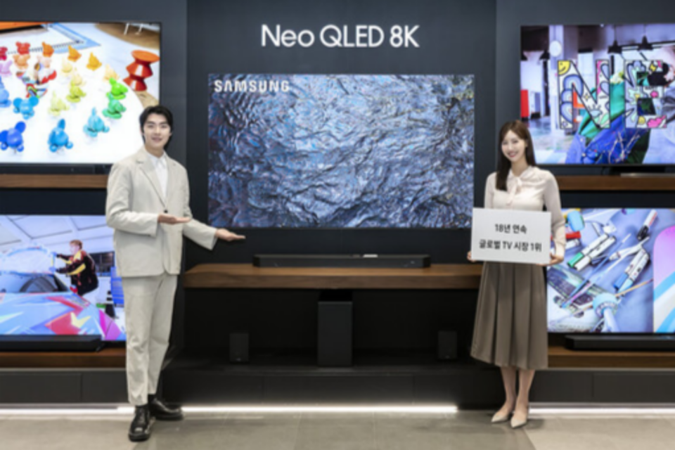 삼성전자 모델이 18년 연속 글로벌 TV 시장 1위를 달성한 삼성전자의 TV 제품들을 선보이고 있다. (사진=삼성전자)