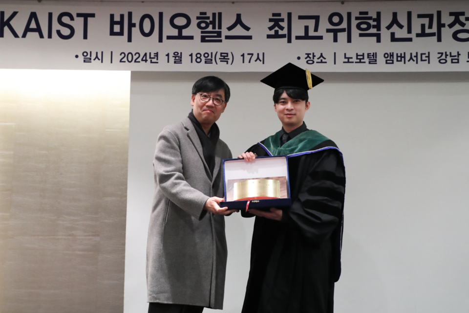 왼쪽부터 이대엽 KAIST 생명과학과 학과장, 전태준 바이오컴 대표. (사진=바이오컴)