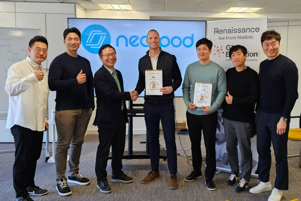 ﻿이형세 테크빌교육 대표(왼쪽에서 3번째)와 폴 로빈슨 니어팟 글로벌 마켓 부사장(오른쪽에서 4번째)이 영국에 위치한 르네상스글로벌에서 파트너십 체결 후 기념 사진을 촬영했다. (사진=테크빌교육)