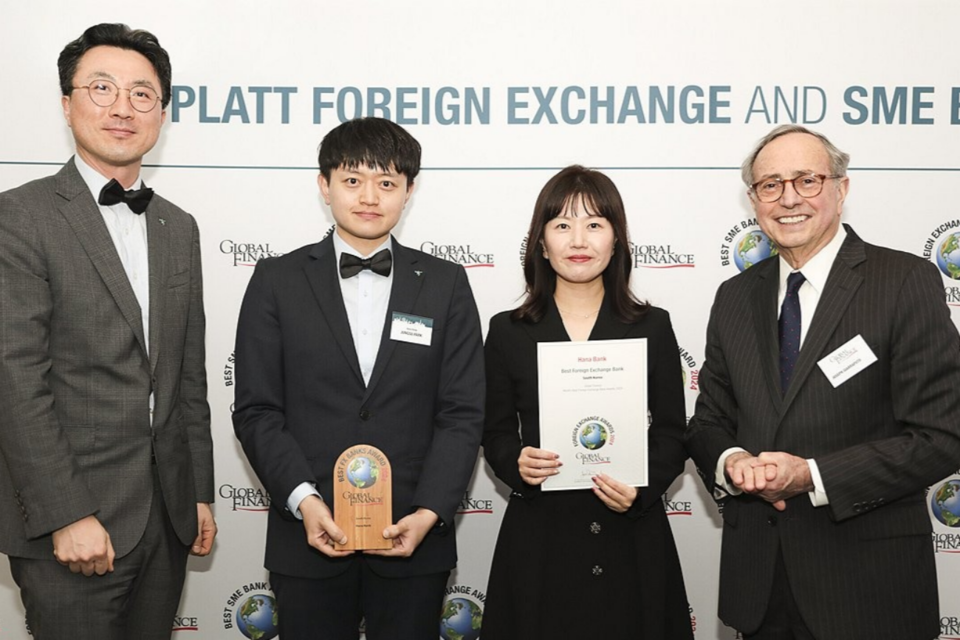 시상식에 참석한 신경연 하나은행 런던지점 팀장(왼쪽 첫 번째)과 하나은행 직원들이 조셉 히라푸토 (Joseph D. Giarraputo) 글로벌파이낸스지 발행인 겸 대표 (오른쪽 첫 번째)와 기념 촬영하는 모습. (사진=하나은행)