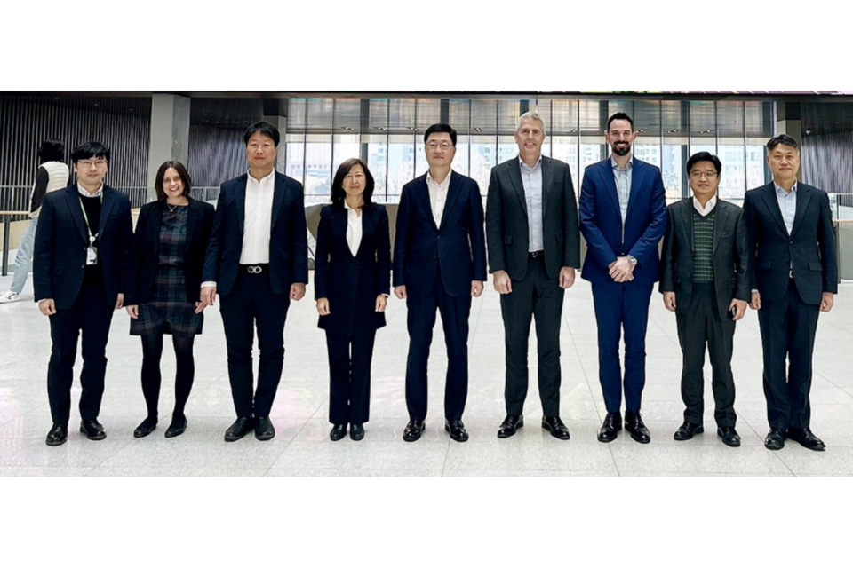 사진은 HD현대중공업과 영국 밥콕 사 관계자들이 기념 촬영하는 모습. (사진=HD현대중공업)