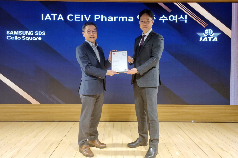 왼쪽부터 삼성SDS 오구일 물류사업부장(부사장)과 IATA 김백재 한국지사장이 수여식에서 기념 촬영을 하고 있다. (사진=삼성SDS)