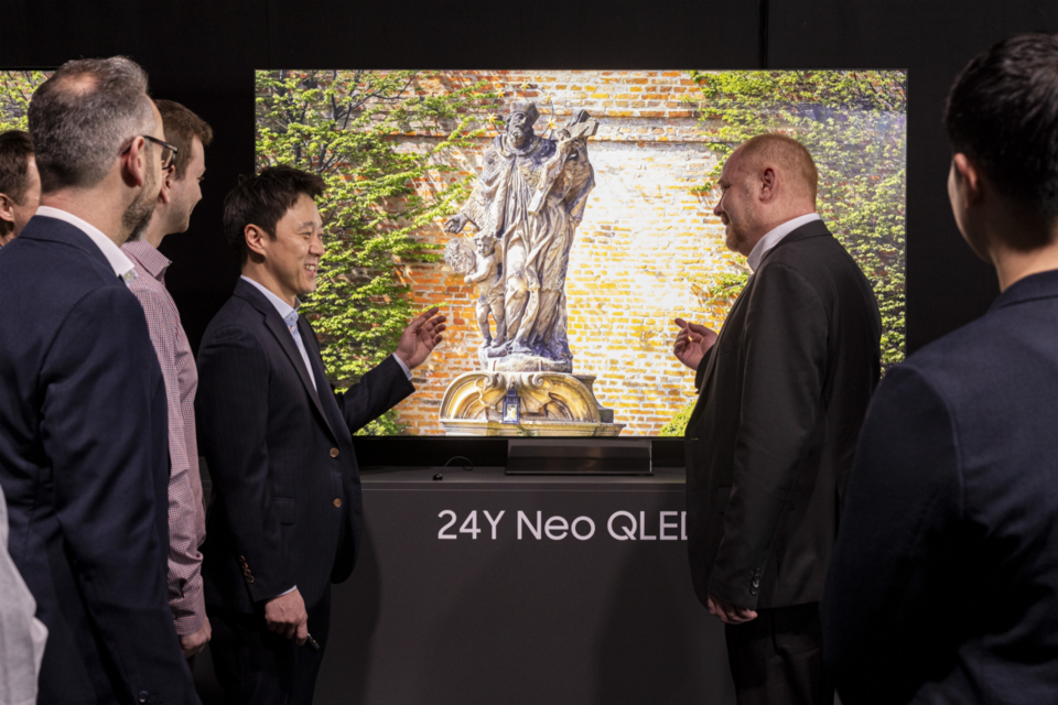 독일 프랑크푸르트 ‘2024 유럽 테크세미나’에서 참석자들이 삼성전자의 2024년형 Neo QLED 8K 신제품을 살펴보고 있다. (사진=삼성전자)