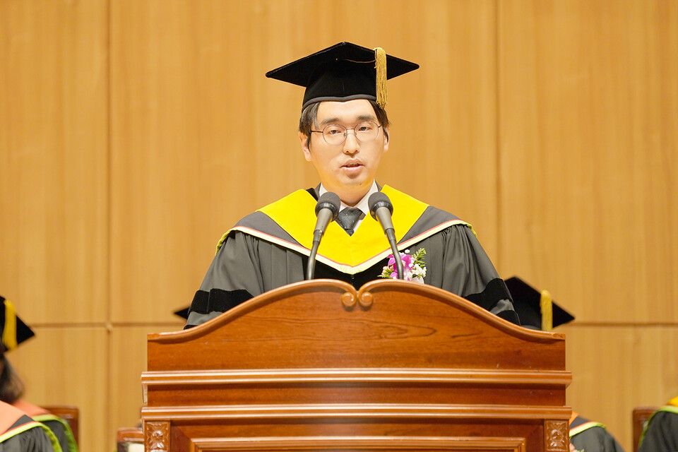 학사과정 1기 졸업생 이상준 박사(7월 교수 임용 예정) 환영사. (사진=지스트)
