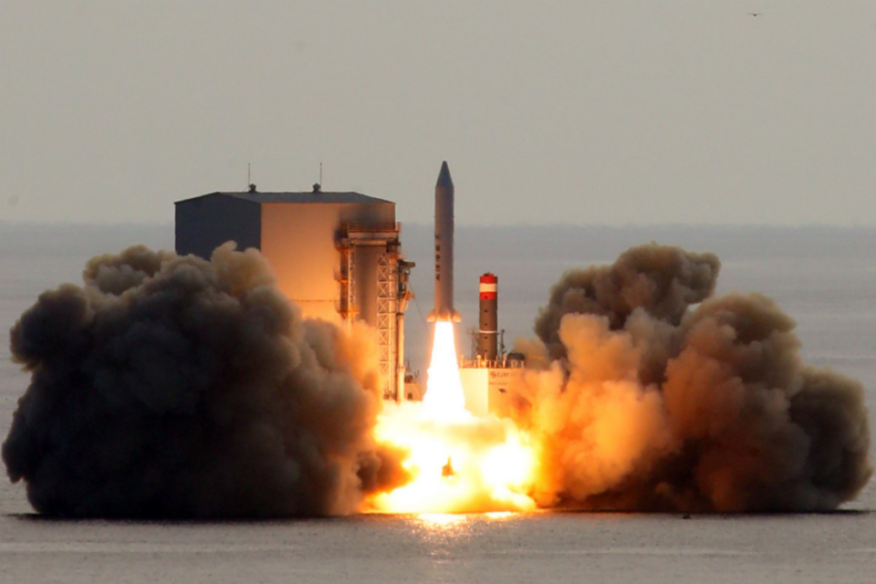 한화시스템이 2023년 12월 제주도 해상에서 민간 최초 상용 지구관측 소형 SAR 위성을 발사하고 교신에 성공했다. (사진=한화시스템)