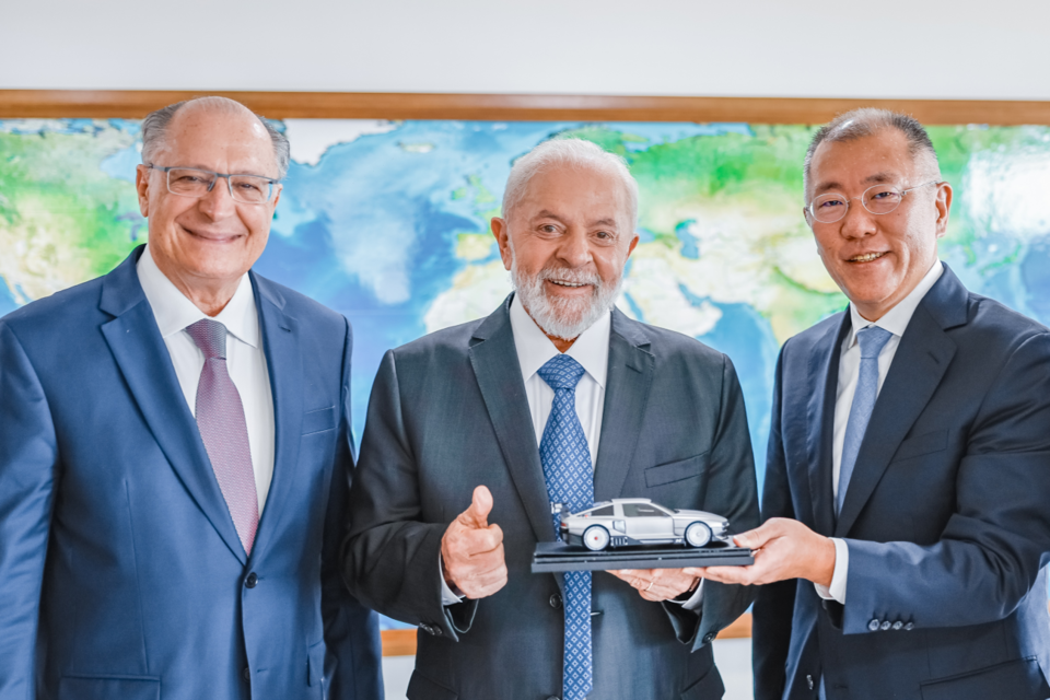 왼쪽부터 제랄도 알크민 브라질 부통령, 브라질 룰라 대통령, 현대차그룹 정의선 회장이 ‘N 비전 74’(고성능 수소 하이브리드 롤링랩) 모형을 들고 기념 촬영을 하고 있다. (사진=브라질 정부)