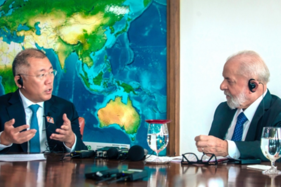 정의선(왼쪽) 현대차그룹 회장이 22일(현지시간) 루이스 이나시우 룰라 다 시우바 브라질 대통령과의 면담에서 친환경, 미래기술 분야에 대한 현대차그룹의 투자계획 등을 설명하자 룰라 대통령이 이를 경청하고 있다. (사진=현대차그룹)