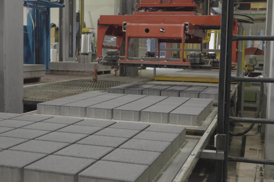제로 시멘트 보도블록 생산 과정. (사진=삼성물산)