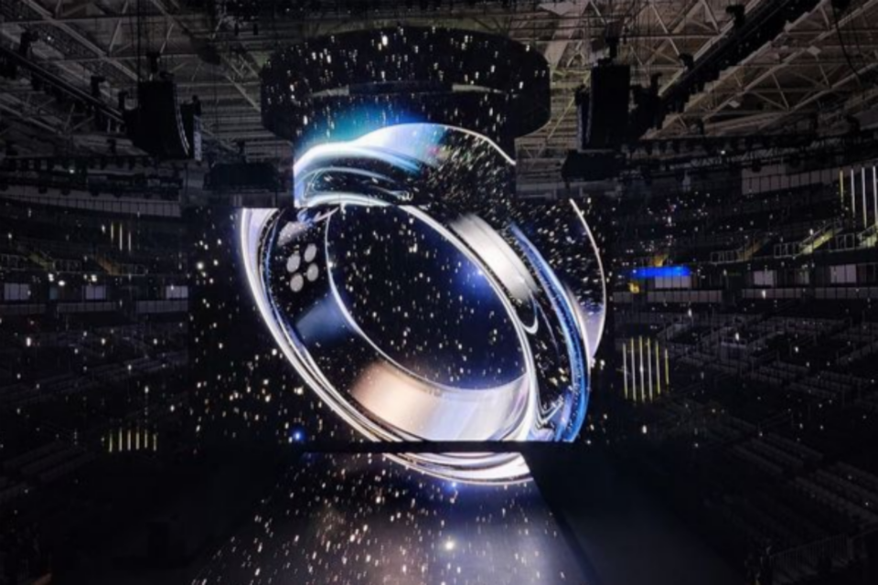 지난 1월 미국 캘리포니아주 새너제이 SAP 센터에서 열린 '삼성 갤럭시 언팩 2024'에서 공개된 웨어러블 헬스케어 기기 '갤럭시 링' 티징 이미지. (사진=삼성전자)