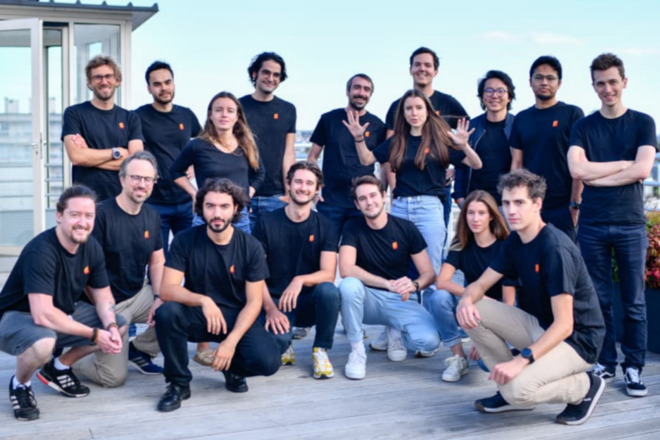 미스트랄 AI 직원들이 단체 사진을 찍고 있다. (사진=미스트랄 AI)