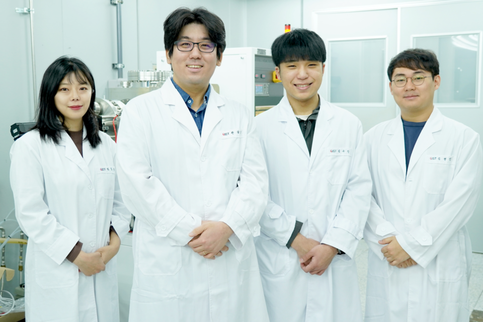 왼쪽부터 GIST 김도은 연구원(박사과정), 정현호 교수, 김규린 연구원(통합과정), 김주환 연구원(통합과정). (사진=지스트)