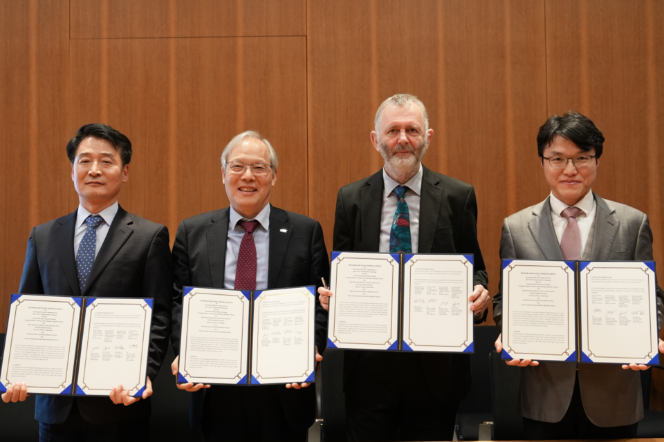 GIST 고등광기술연구소는 26일 스위스 베른대학에서 ‘우주 광통신 기술 개발을 위한 공동연구 양해각서(MoU)’를 체결하고 기념사진 촬영을 하고 있다. (왼쪽부터) KARI 미래혁신센터 정문규 책임, GIST 고등광기술연구소 고도경 소장, 베른대학교 우주연구 및 행성과학연구부 책임자 Nicolas Thomas 교수, 한화시스템 전자광학연구소 박기영 수석. (사진=지스트)