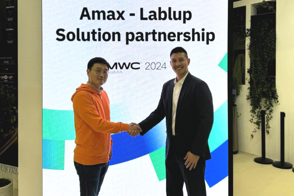 신정규 래블업 대표(왼쪽)와 보어 싸오 AMAX 수석 부사장. (사진=래블업)