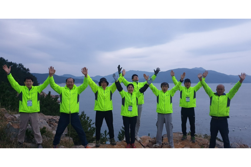 지난 힐링캠프 당시 참가자들이 기념사진을 찍고 있다. (사진=재기중소기업개발원)