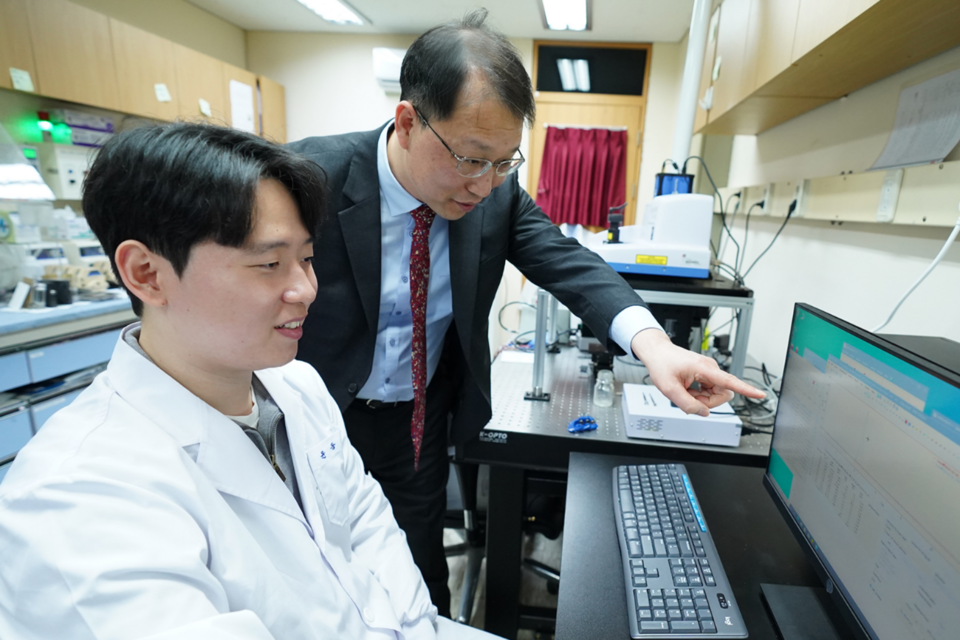 왼쪽부터 GIST 윤동현 박사과정생, 이재영 교수. (사진=지스트)