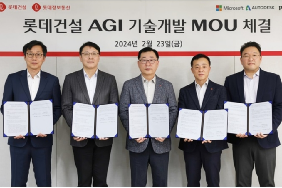 박현철 롯데건설 부회장과 고두영 롯데정보통신 대표이사가 AGI 기술개발 업무협약 체결 후 기념촬영을 하고 있다. 왼쪽부터 오토데스크코리아 오찬주 전무, PwC컨설팅 문홍기 대표이사, 롯데건설 박현철 부회장, 롯데정보통신 고두영 대표이사, 한국마이크로소프트 조원우 대표이사. (사진=롯데건설)