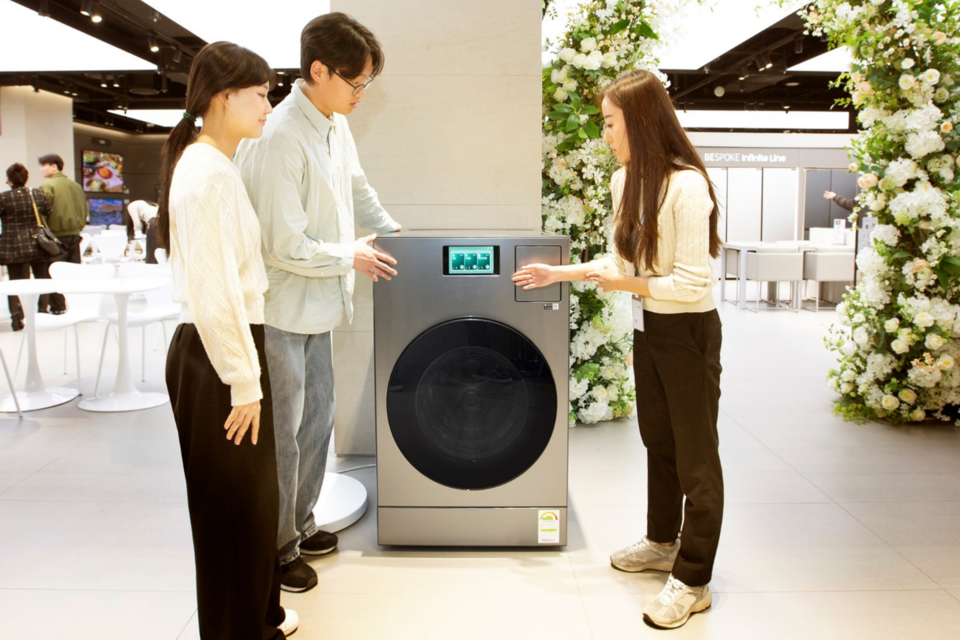 삼성전자 직원이 삼성스토어 더현대 서울에서 소비자들에게 비스포크 AI 콤보를 설명하고 있다. (사진=삼성전자)