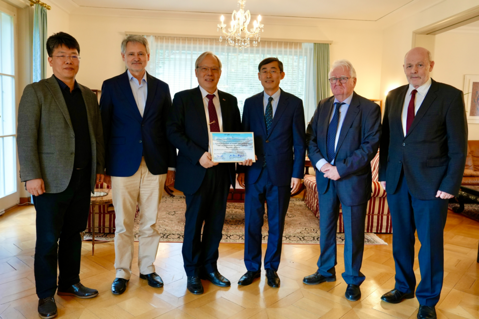 우리나라가 국제 고고도(高高度) 연구시설 재단 이사국에 GIST 고등광기술연구소를 대표 연구기관으로 하여 세계 8번째로 가입하고 기념사진 촬영을 하고 있다. 왼쪽부터 GIST 고등광기술연구소 신우진 수석연구원, 국제 고고도 연구시설 책임자 Markus Leuenberger 교수, GIST 고등광기술연구소 고도경 소장, 주한스위스 한국대사관 금창록 대사, InaTec AG Walter Inabnit 회장, 국제 고고도 연구시설 재단 Silvio Decurtins 의장. (사진=지스트)