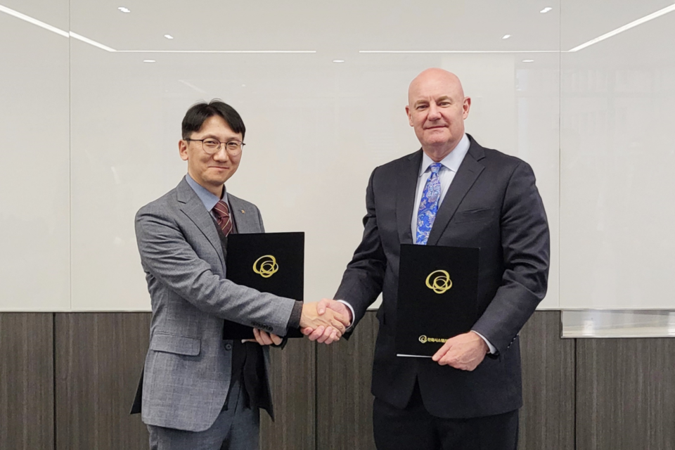 왼쪽부터 김윤수 한화시스템 밸류크리에이션 사업부 기술 담당 상무와 마크 위저(Mark Weaser) 아웃시스템즈 아태지역 총괄대표가 체결식에서 기념 촬영을 하고 있다. (사진=한화시스템)