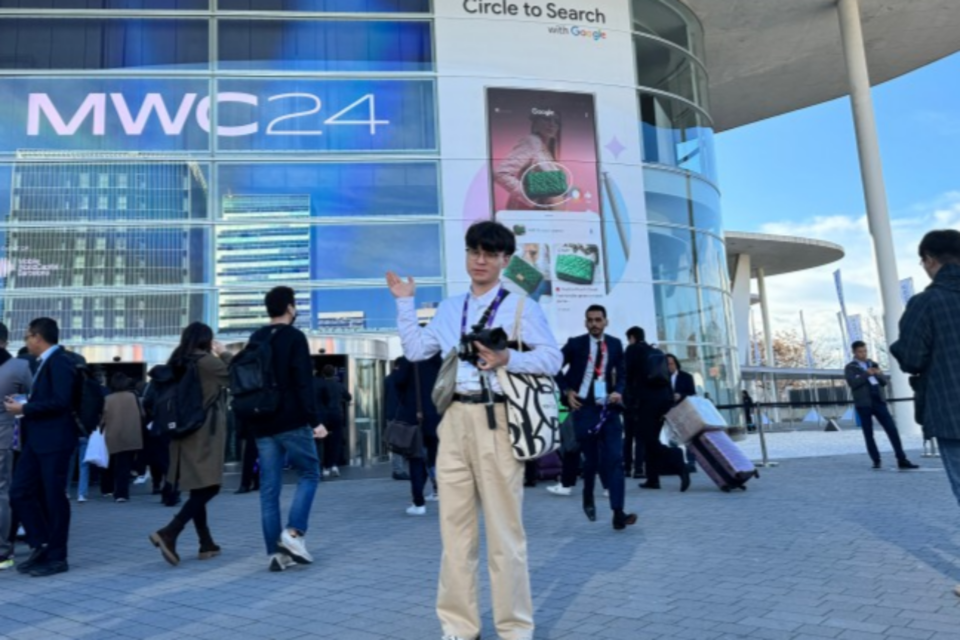 MWC 2024가 열린 현장에서 기념사진을 찍고 있는 이민환 대표. (사진=지식인미나니)