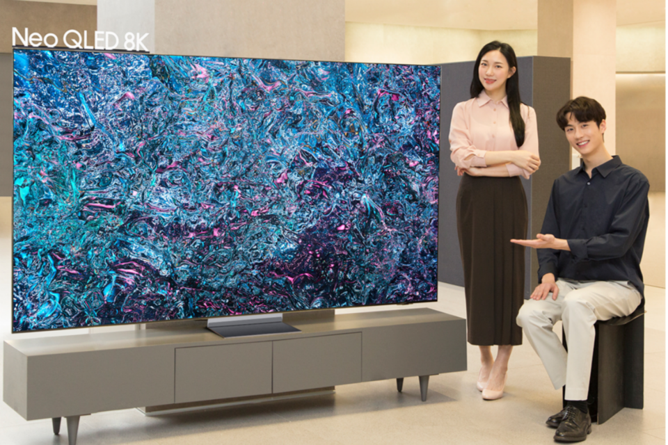 삼성전자 모델이 삼성스토어 대치점에서 2024형 Neo QLED 8K 85형 제품을 소개하고 있다. (사진=삼성전자)