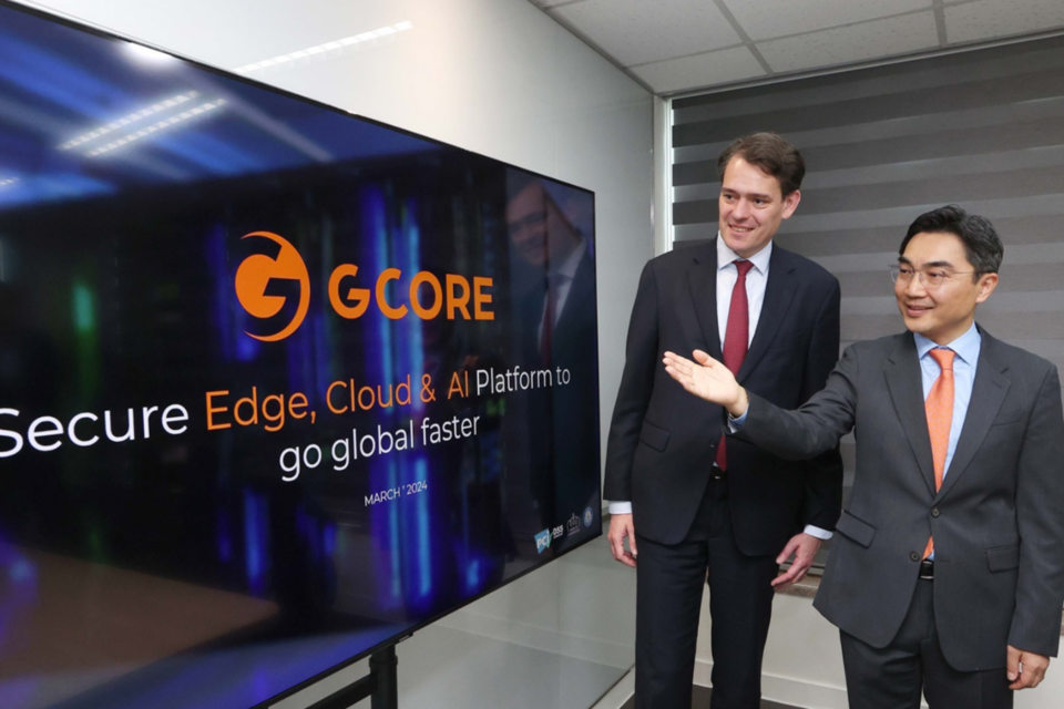 자크 플리스 주한 룩셈부르크 초대 대사 내정자(왼쪽)에게 자사 서비스를 소개하는 정현용 지코어 한국지사장. (사진=지코어)