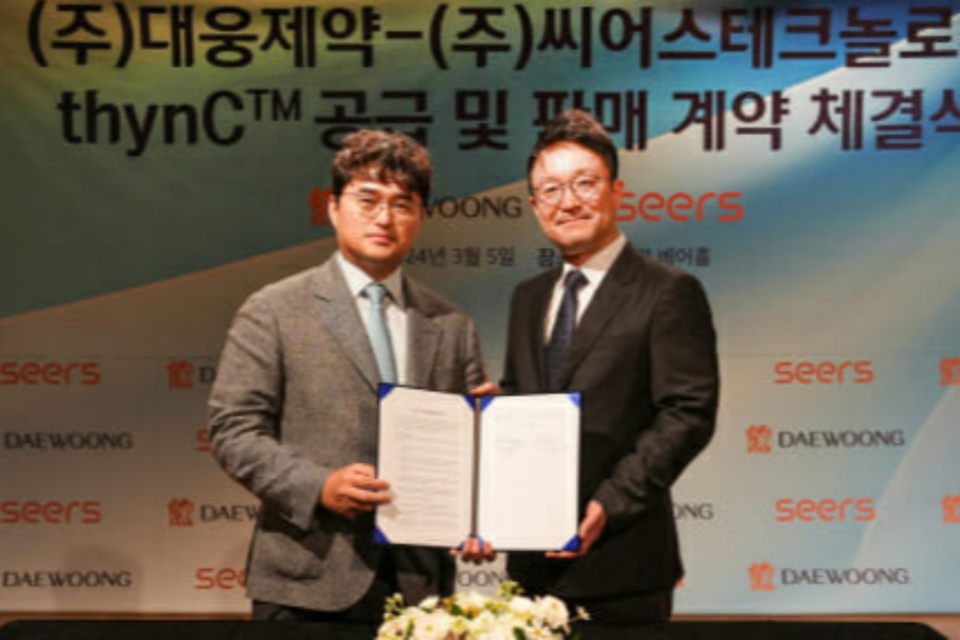 왼쪽부터 이창재 대웅제약 대표, 이영신 씨어스테크놀로지 대표 (사진=대웅제약)