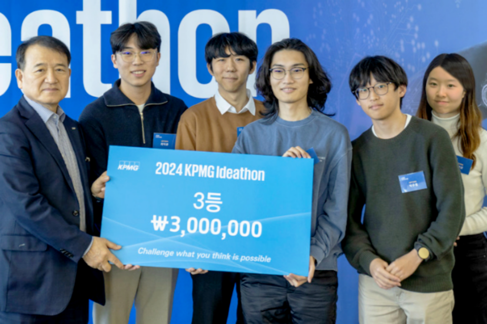 ‘2024 KPMG 아이디어톤’에서 GIST 학부생들로 구성된 ‘OPTIMA’ 팀이 3위를 수상하고 기념사진을 촬영하고 있다. (왼쪽부터) 삼정 KPMG 김교태 회장, GIST 최익준⋅고도현⋅박시원⋅박주명⋅황인선 학생. (사진=광주과학기술원)