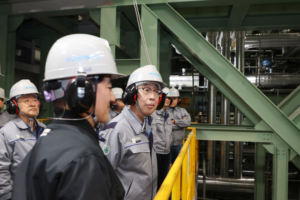 박지원 두산에너빌리티 회장(왼쪽 세 번째)이 초대형 가스터빈 정격부하(FSFL, Full Speed Full Load) 성능시험 현장을 살펴보고 있다. (사진=두산에너빌리티)
