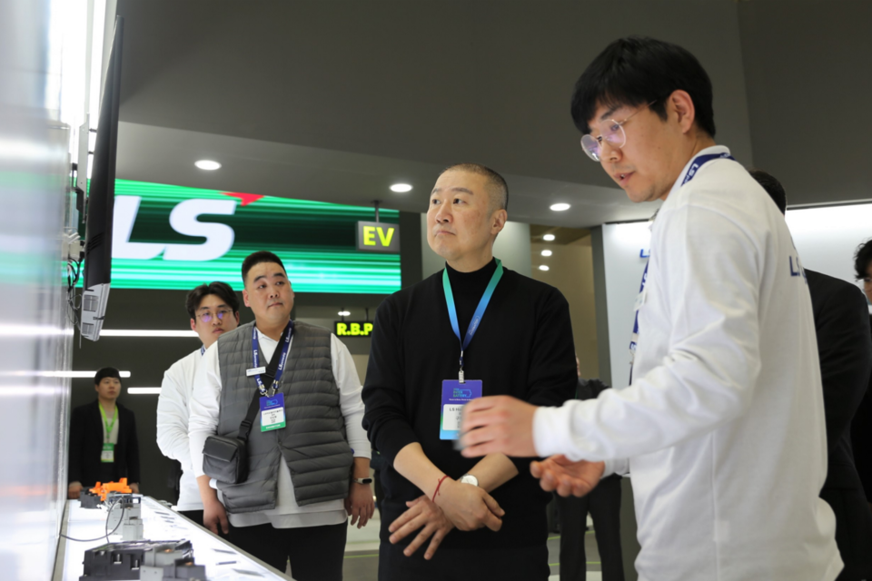 구자은 LS 회장이 6일 강남구 코엑스에서 열린 ‘인터배터리 2024’에 참관, LS 부스를 방문해 LS이모빌리티솔루션 직원으로부터 설명을 듣고 있다. (사진=LS 그룹)