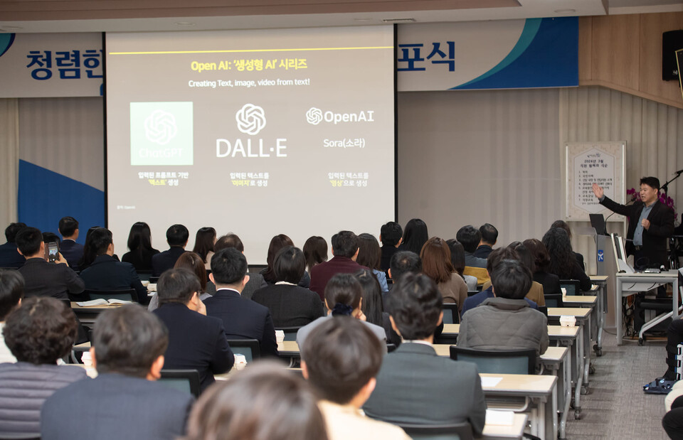 김준하 GIST AI정책전략대학원장이 강의를 진행하는 모습. (사진=광주시교육청)