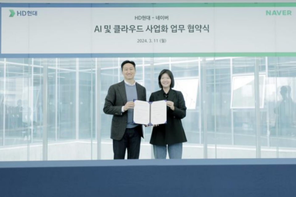 팀네이버와 HD현대가 ‘클라우드 전환 및 AI 사업화 추진’을 위한 업무협약을 체결했다. 왼쪽부터 김정혁 HD현대마린솔루션 경영지원부문 상무, 정기선 HD현대 부회장, 최수연 네이버 대표, 김유원 네이버클라우드 대표. (사진=네이버)