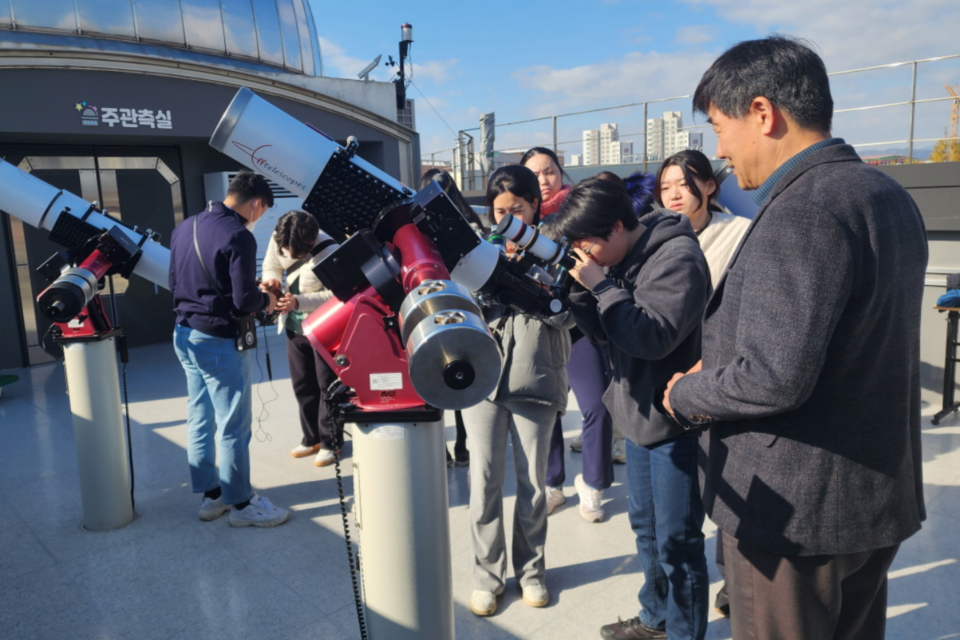 실물 망원경을 통해 천체를 관측하는 교원직무연수 프로그램. (사진=국립광주과학관)
