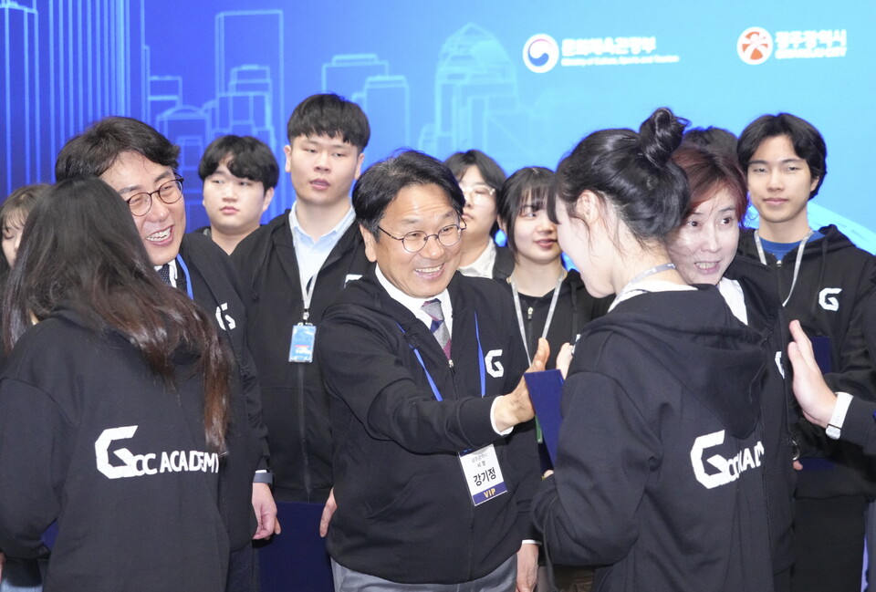 강기정 광주광역시장이 12일 오후 남구 광주실감콘텐츠큐브(GCC)에서 열린 GCC사관학교 입교식에 참석해 교육생들에게 학생증을 수여한 뒤 하이파이브를 하고 있다. (사진=광주광역시)