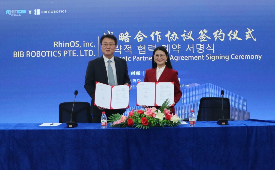 한국의 로봇 전문기업 라이노스 이상락 대표(왼쪽)와 로봇 전문기업 BIB 로보틱스 지앙 후이(江辉) 총재가 AI 서비스 로봇 시장 공략을 위한 전략적 협력 계약을 체결하고 기념 촬영을 하고 있다. (사진=라이노스)
