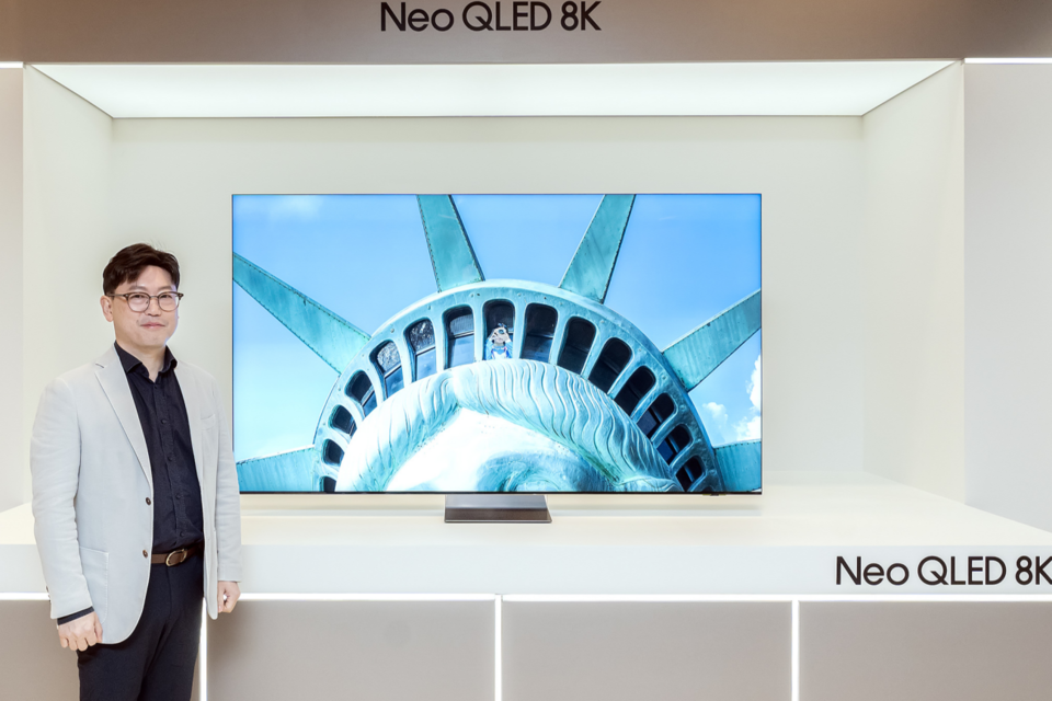 삼성전자 용석우 사장이 ‘Unbox & Discover 2024’ 행사에서 AI TV 시대를 선언하며 2024년 TV 전략을 소개하고 있다. (사진=삼성전자)