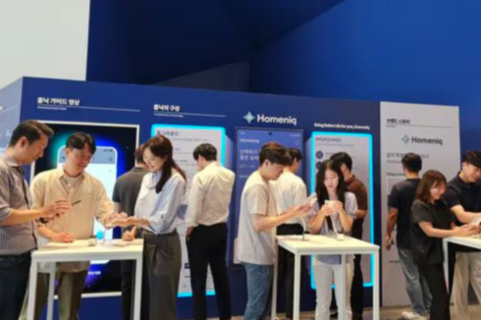 지난해 8월 '래미안 더 넥스트' 행사 현장을 찾은 방문객이 '홈닉 서비스'를 체험하고 있다. (사진=삼성물산)