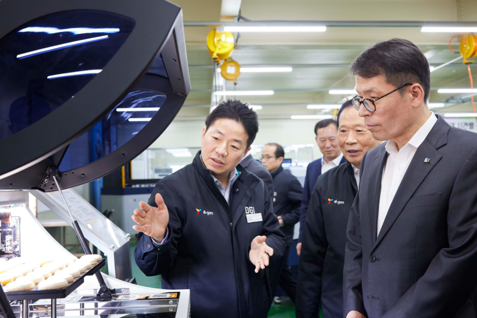 14일 김성태 IBK기업은행장(오른쪽)이 경기도 양주시에 위치한 디지아이를 방문해 최동호 대표(왼쪽)로부터 작업공정에 관한 설명을 듣고 있는 모습. (사진=IBK기업은행)