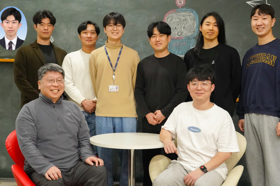 앞줄 왼쪽부터 GIST 기계공학부 이용구 교수, 기계공학부 이성재 박사, 뒷줄 왼쪽부터 LG전자 황인우 연구원, 기계공학부 박인호 석사과정생, AI대학원 배재익 석박사통합과정생, AI대학원 신건우 석사과정생, AI대학원 길태형 석사, 기계공학부 차진훈 석사과정생, 기계공학부 김동현 석사과정생. (사진=지스트)