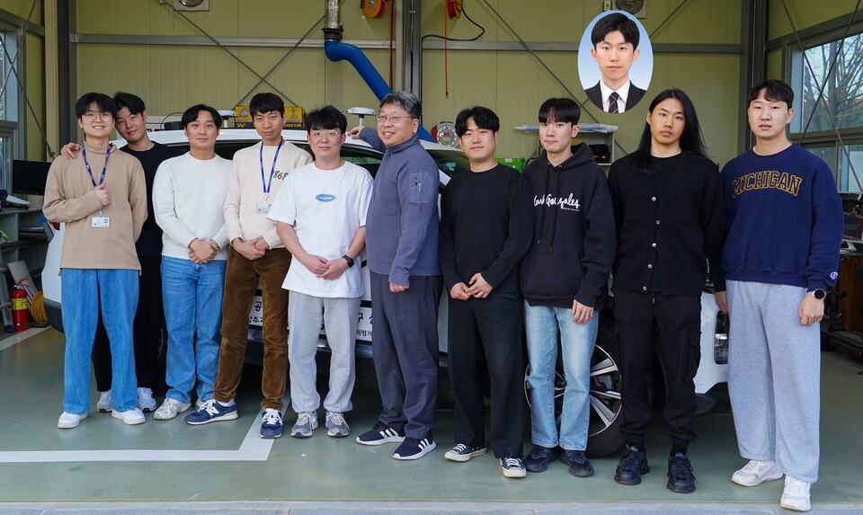 왼쪽부터 GIST AI대학원 신건우 석사과정생, 기계공학부 박인호 석사과정생, AI대학원 배재익 석박사통합과정생, AI대학원 문준석 석사과정생, 기계공학부 이성재 박사, 기계공학부 이용구 교수, AI대학원 길태형 석사, 기계공학부 김홍승 석사과정생, LG전자 황인우 연구원, 기계공학부 차진훈 석사과정생, 기계공학부 김동현 석사과정생. (사진=지스트)