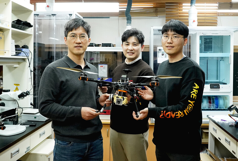 왼쪽부터 이종호 교수, 임정근 박사, 유형욱 학생. (사진=지스트)