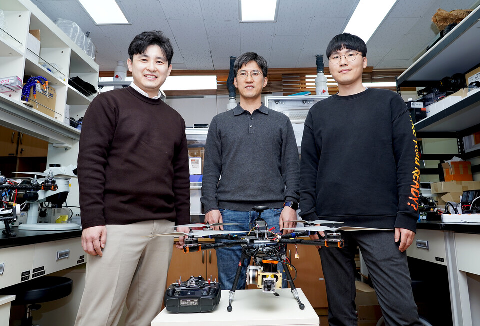 왼쪽부터 임정근 박사, 이종호 교수, 유형욱 학생. (사진=지스트)