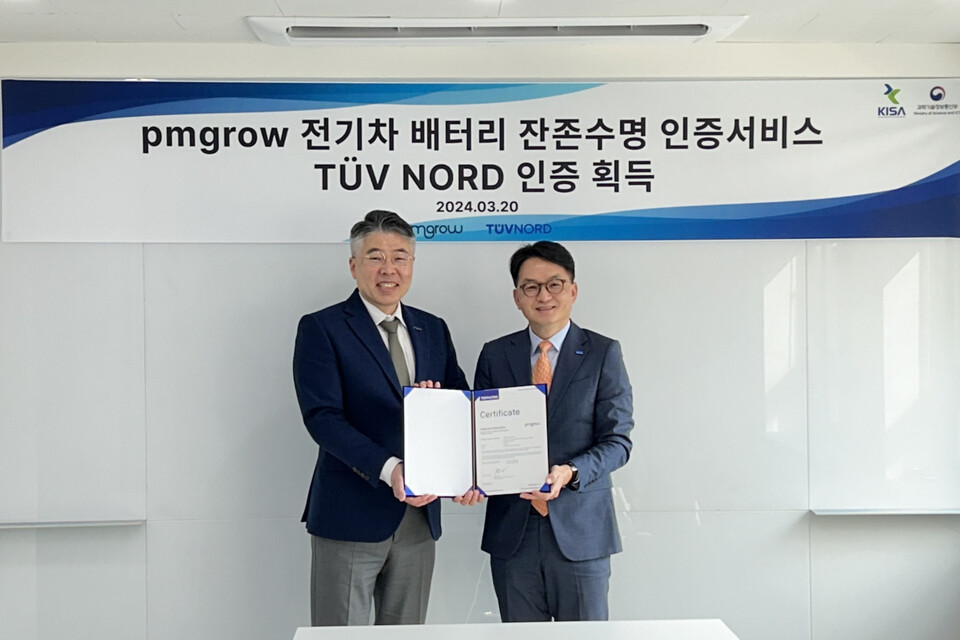 TUV Nord Korea의 김광태 대표(오른쪽)가 피엠그로우의 박재홍 대표(왼쪽)에게 인증 획득 증서를 전달했다. (사진=피엠그로우)