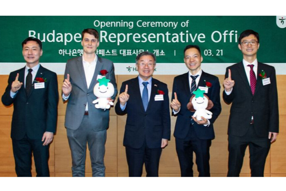 21일(현지시간) 하나은행 헝가리 부다페스트 사무소에서 (왼쪽부터)김행범 헝가리 한인상공회의소 회장, 피터 사트마리 헝가리 투자청 수석국장, 홍규덕 주헝가리 한국대사, 이승호 하나은행 유럽중동지역본부장, 이기훈 하나은행 부다페스트 사무소장이 개소 기념 촬영을 하고 있다. (사진=하나은행)