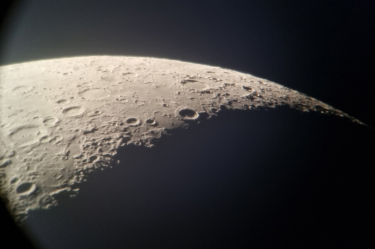 1.2m 대형망원경으로 보는 달의 표면과 크레이터. (사진=국립광주과학관)