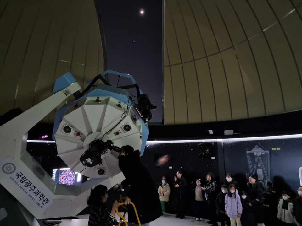 별빛천문대에서 천체를 관측하는 모습과 슬릿 사이로 보이는 달과 목성. (사진=국립광주과학관)